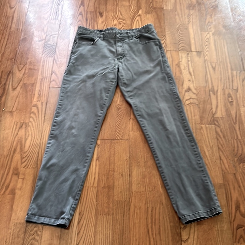 Nordstrom men’s pant
Slim fit. W33 L 32